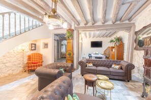 TV, fireplace - Country House 'La Casona Del Tio Pedro' with Private Garden, Balcony and Wi-Fi (Cadalso de los Vidrios)