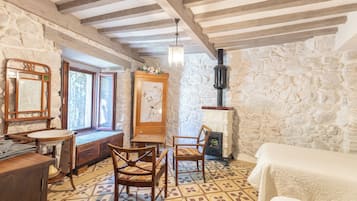 5 bedrooms, iron/ironing board, free WiFi, bed sheets