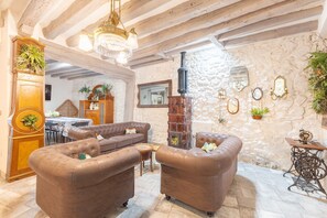 Interior - Country House 'La Casona Del Tio Pedro' with Private Garden, Balcony and Wi-Fi (Cadalso de los Vidrios)