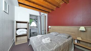 4 bedrooms, iron/ironing board, free WiFi, bed sheets