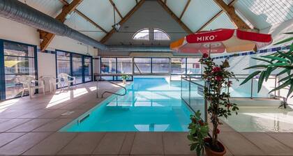 Modern Duplex Apartment 'Arreau'xygène for 7-9 Guests with Mountain View, Shared Pool & Wi-Fi