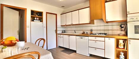 Kühlschrank, Mikrowelle, Ofen, Geschirrspüler