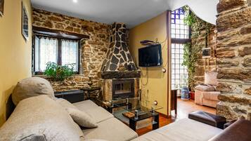 Televisie, een open haard, een dvd-speler en een tafeltennistafel