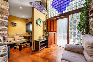 TV, lareira, DVD player, mesa de pingue-pongue