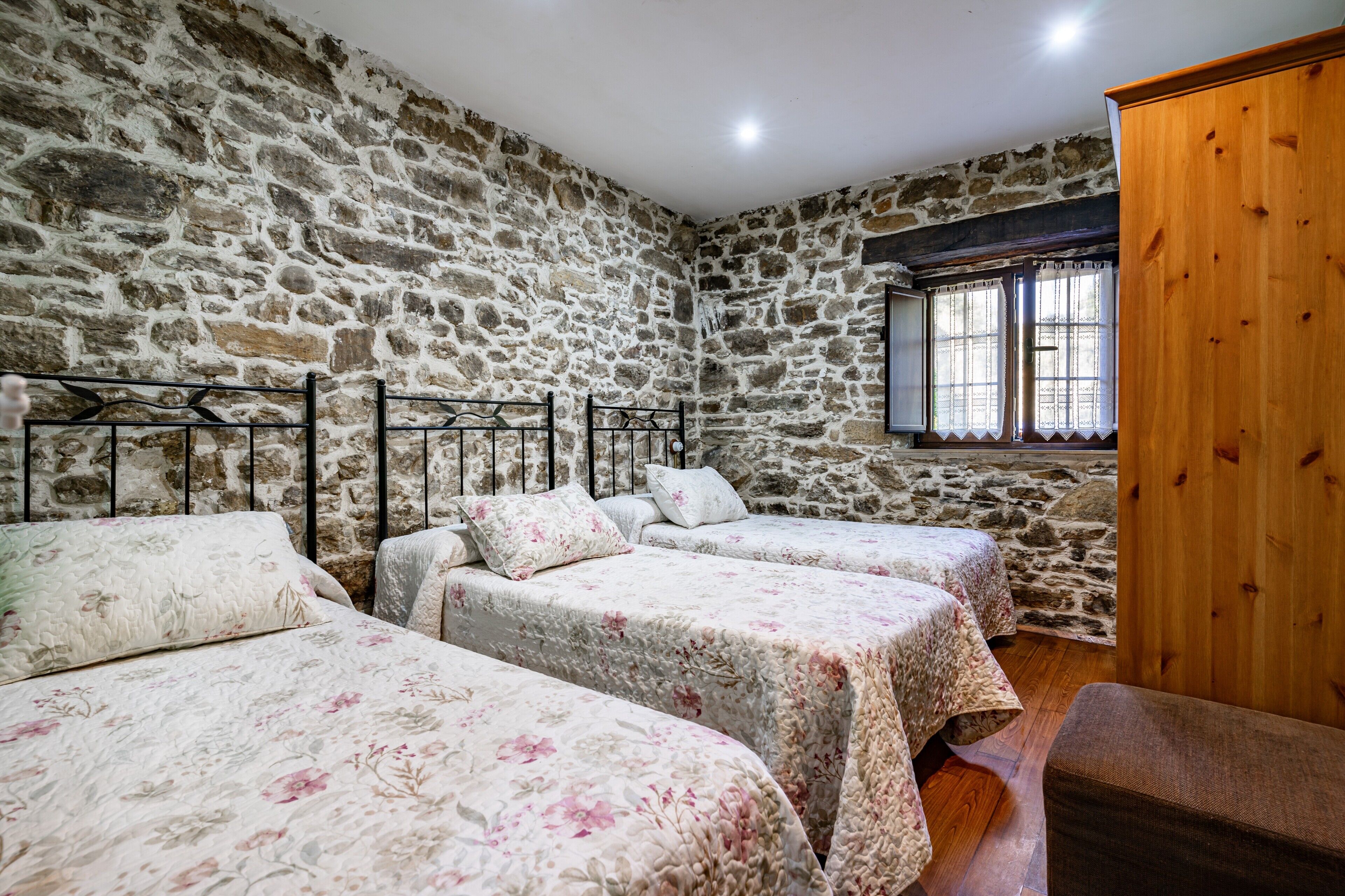 4 Schlafzimmer, Bügeleisen/Bügelbrett, kostenloses WLAN, Bettwäsche