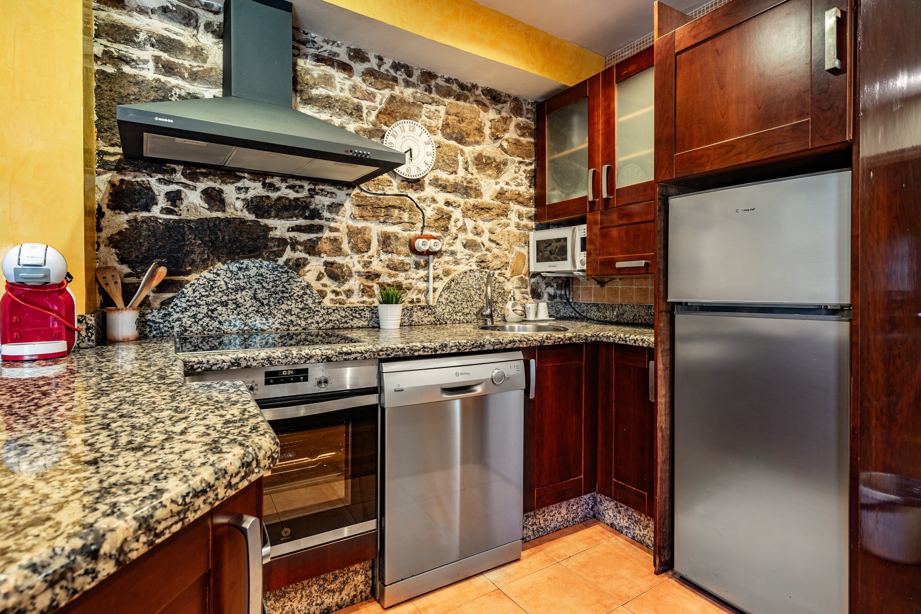 Kühlschrank, Mikrowelle, Ofen, Herdplatte