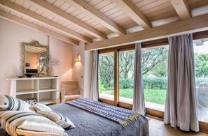 7 bedrooms, iron/ironing board, WiFi, bed sheets