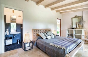 7 chambres, fer et planche à repasser, Wi-Fi, draps fournis