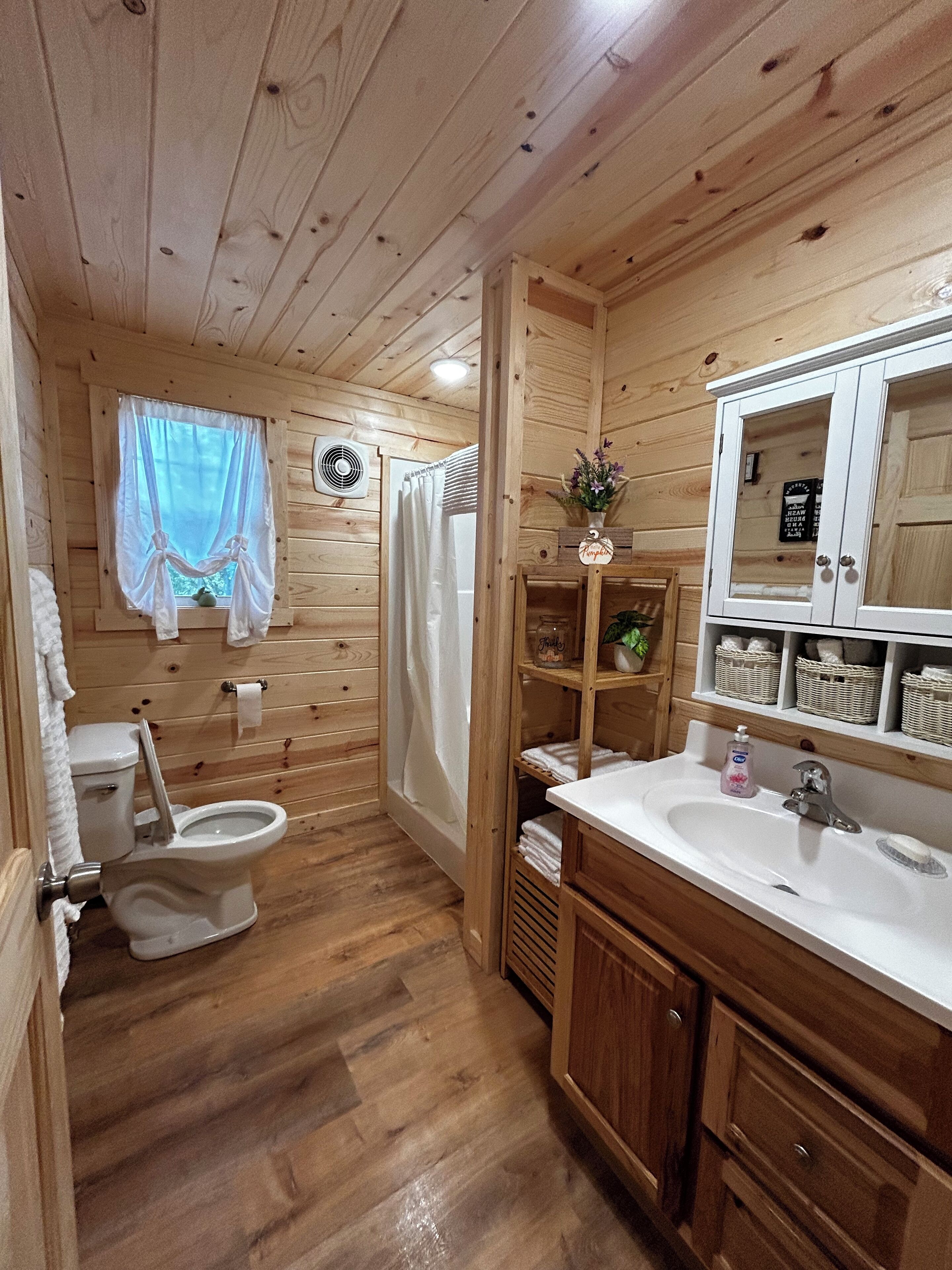 Sèche-cheveux, serviettes fournies, savon, shampoing