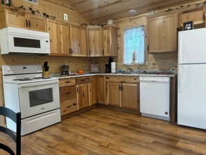 Kjøleskap, mikrobølgeovn, ovn og kokeplater