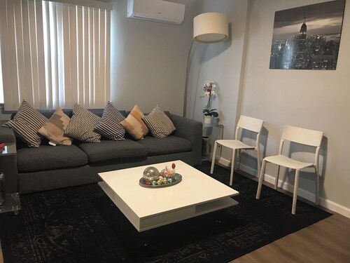 30 mins to Times square, Beautiful spacious apt in Queens