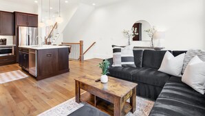 Smart TV, table tennis - Luxe New Construction with River View, Pool Table (Savannah)