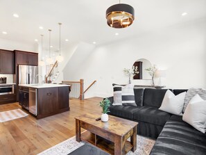 Smart TV, ping pong - Luxe New Construction with River View, Pool Table (Savannah)