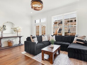 Smart TV, ping pong - Luxe New Construction with River View, Pool Table (Savannah)