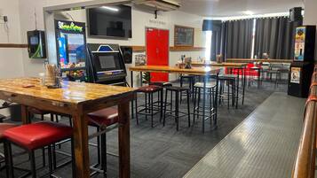 Habitación doble, patio, vista al patio | Área de sala de estar | Smart TV de 32 pulgadas con canales vía satélite y chimenea