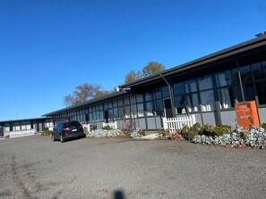 Exterior - Mount Elephant Hotel Motel (Derrinallum)