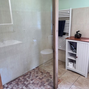 Dusche, Haartrockner, HandtĂŒcher
