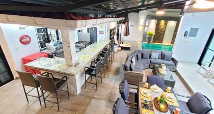 House with a Private Pool, close to the Hilton Princess Hotel and City Mall!