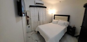 4 bedrooms, desk, iron/ironing board, WiFi