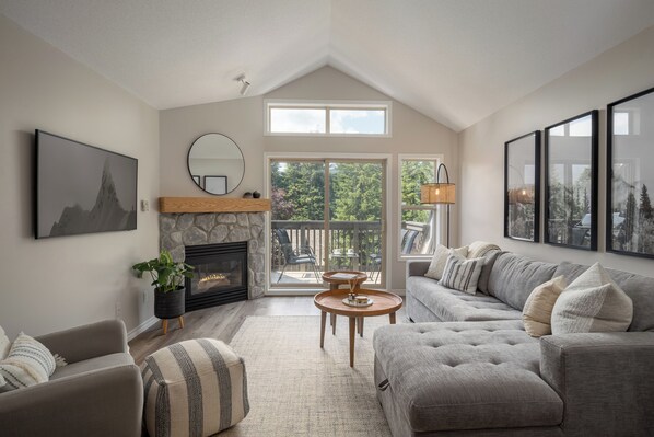 Smart TV, fireplace, stereo