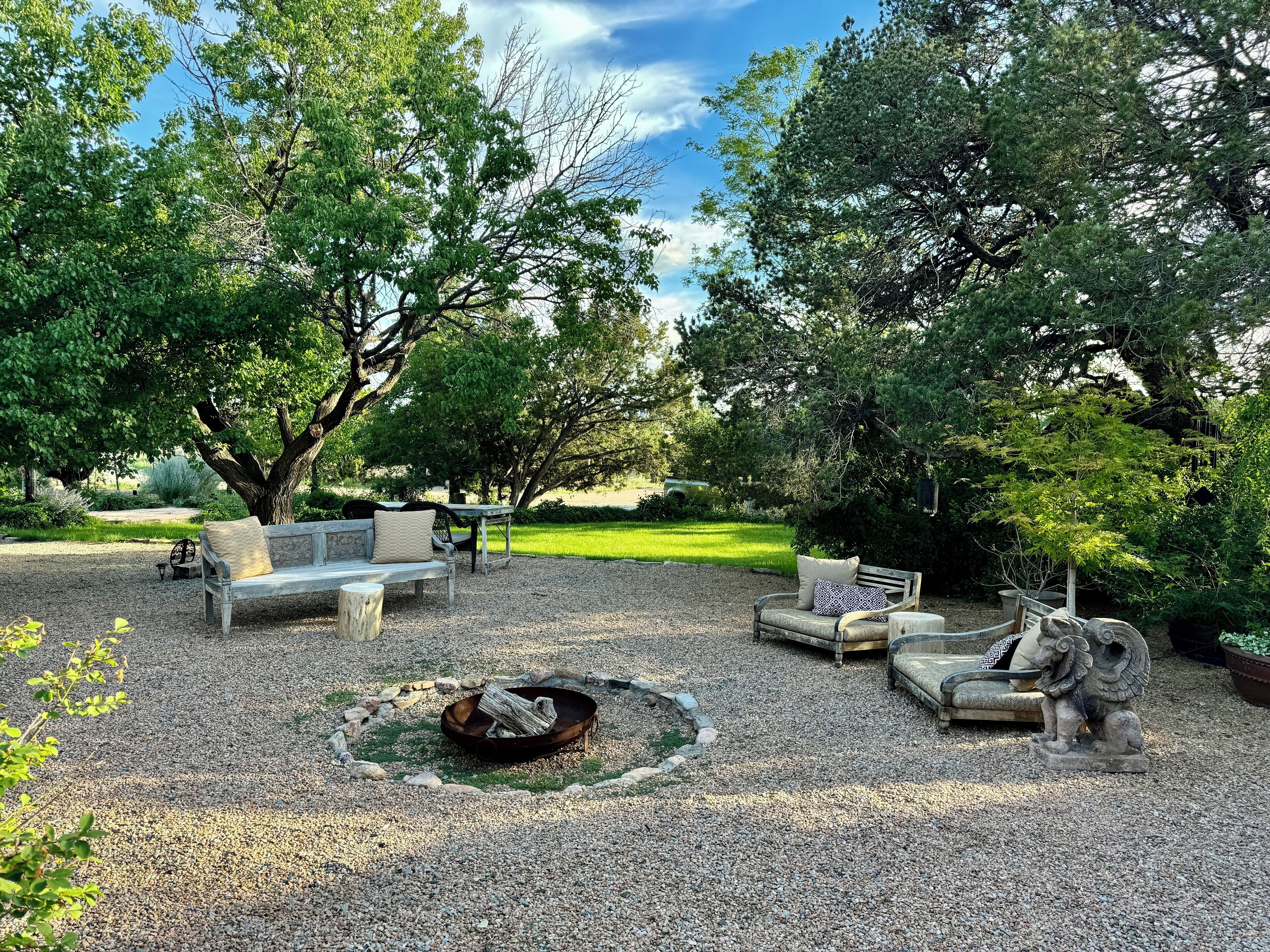 Historic Adobe Estate 2-bedroom with A/C, 8 min to dtn Santa Fe