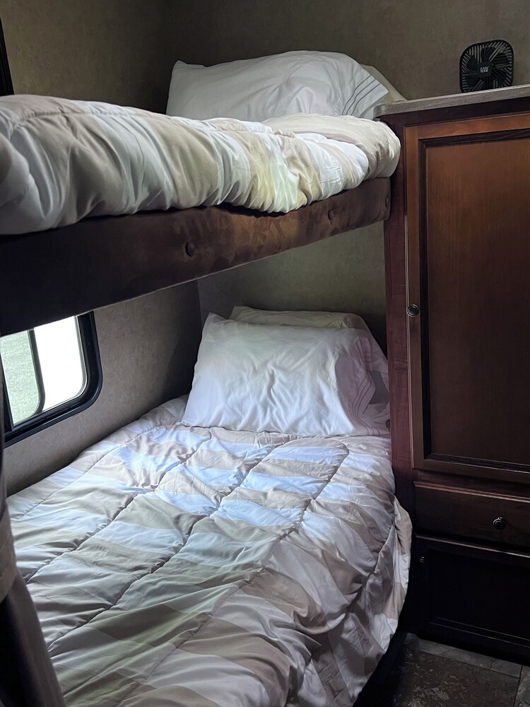 Cozy RV with 2 bedrooms and WiFi, AC in Brewerton Brewerton