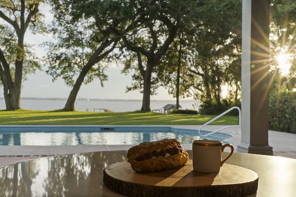 Breakfast and coffee with a view: Start your morning under the oaks with the peaceful river just steps away.