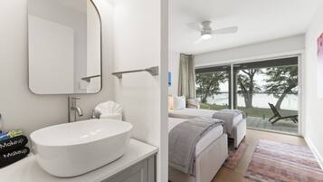 6 bedrooms, desk, iron/ironing board, travel cot