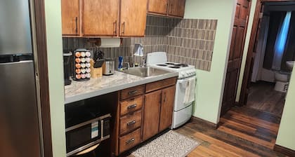 Relaxing, Peaceful 1-bedroom Pet- Friendly Apartment