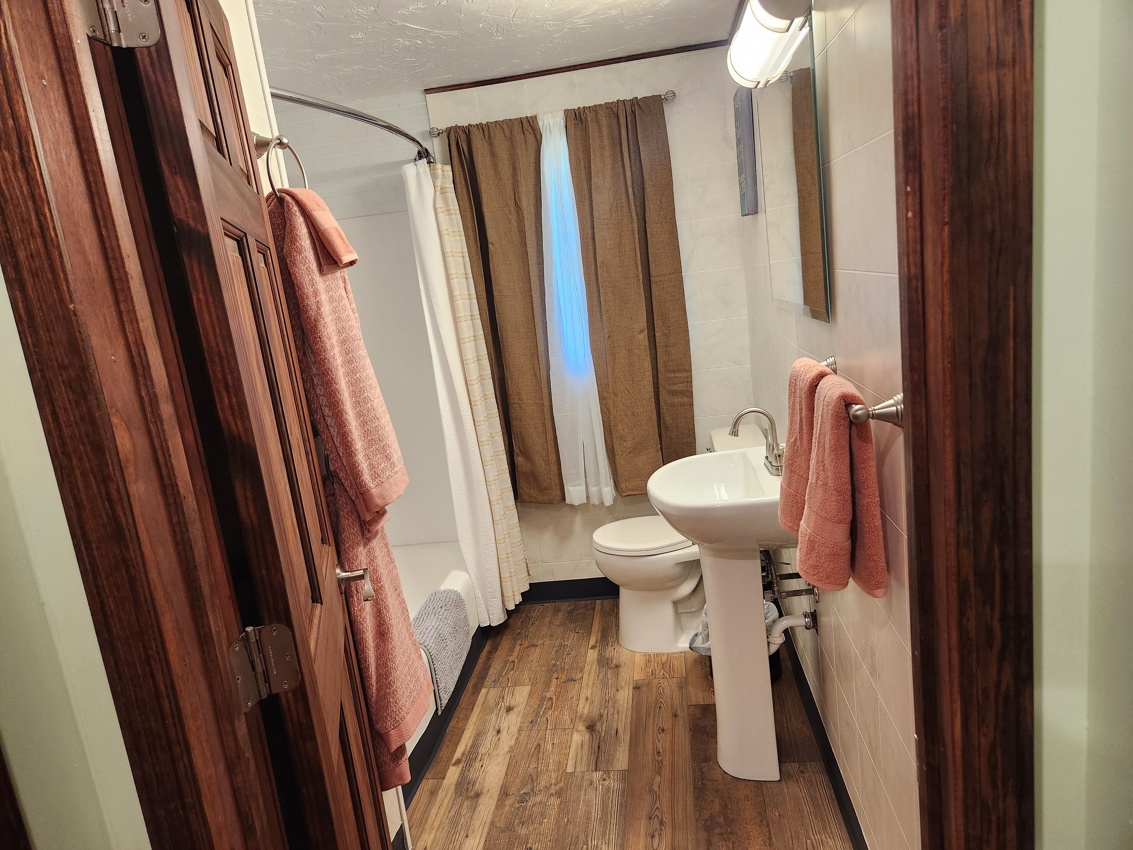 Hiustenkuivaaja, pyyhkeet, saippua, sampoo