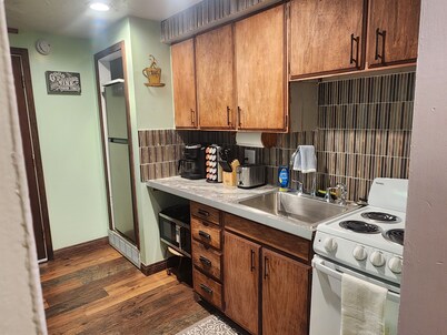 Relaxing, Peaceful 1-bedroom Pet- Friendly Apartment 