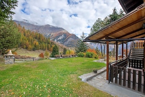 A mountain view with a wooden cabin and a staircase leading to a covered area. - Apartment 'Piccolo Paradiso' with Mountain View, Private Garden and Wi-Fi (Gimillan)