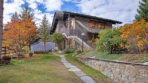 A stone building with a stone staircase leading to a wooden deck. - Apartment 'Piccolo Paradiso' with Mountain View, Private Garden and Wi-Fi (Gimillan)