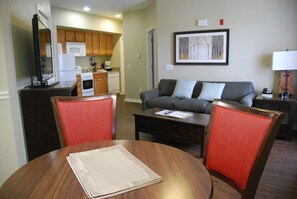TV, video games, DVD player, table tennis - 1 Bedroom Suite in Branson, MO!! (Branson)