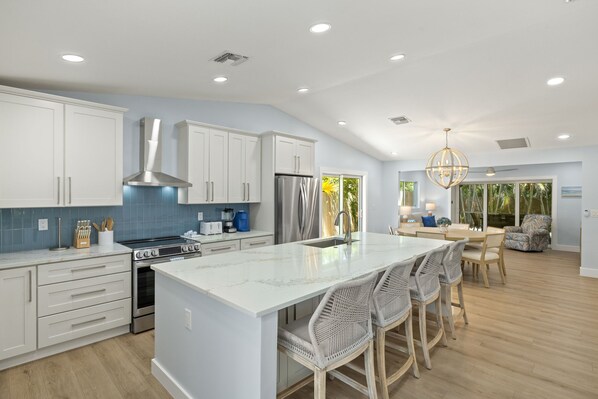 Fridge, microwave, oven, stovetop - Charming coastal home biking distance to the beach! (Sanibel)