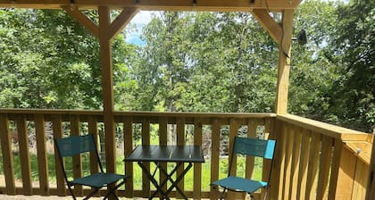 Spring Retreat with Private deck, pets welcome