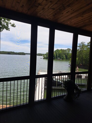 Quiet Reflections
Spacious 5-BR house with Outstanding Views, Sleeps 14