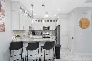 Fridge, microwave, oven, stovetop - 4-bedroom house in downtown Phoenix  (Phoenix)