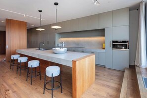 Private kitchen - Luxury 3+ BR Penthouse Near Jean-Talon Market (Montréal)