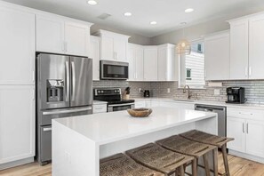 Fridge, microwave, oven, stovetop - Family-Friendly Home with Rooftop Lounge (Inlet Beach)