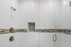 Shower, hair dryer, towels, shampoo - Family-Friendly Home with Rooftop Lounge (Inlet Beach)