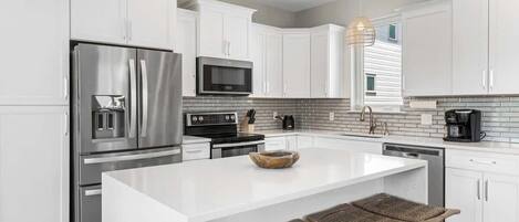 Refrigerador, microondas, horno, placa de cocina