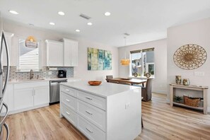 Fridge, microwave, oven, stovetop - Family-Friendly Home with Rooftop Lounge (Inlet Beach)