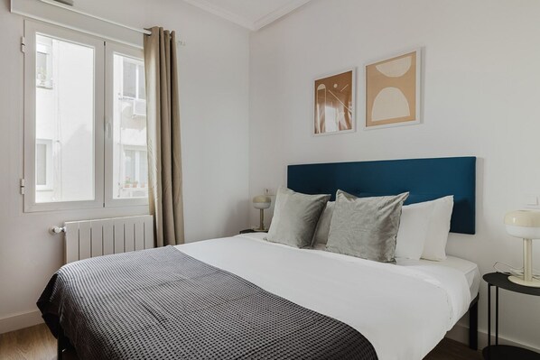 1 bedroom, iron/ironing board, WiFi, bed sheets - Perfect Malasaña 1BR w/ Elevator, Washer & A/C, by Blueground (Madrid)