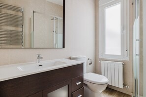 Hair dryer, towels - Perfect Malasaña 1BR w/ Elevator, Washer & A/C, by Blueground (Madrid)