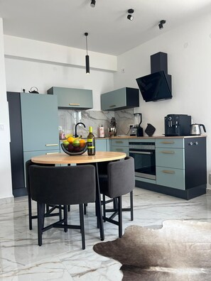 Oven, stovetop, coffee/tea maker, cookware/dishes/utensils