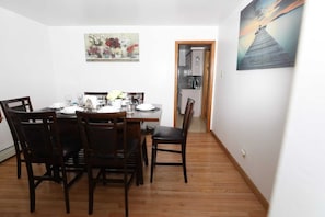 Dining - Charming 4-bedroom house with WiFi and AC in beautiful Niagara Falls (Niagara Falls)