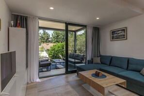 TV - Beachside House Lara, Omišalj, Croatia (Omišalj)