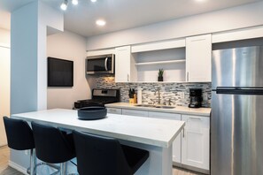 Fridge, microwave, oven, stovetop - Montrose Delicate Studio! Medical Center 16 ⭐️⭐️⭐️⭐️⭐️ (Houston)