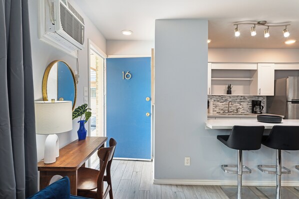 Fridge, microwave, oven, stovetop - Montrose Delicate Studio! Medical Center 16 ⭐️⭐️⭐️⭐️⭐️ (Houston)